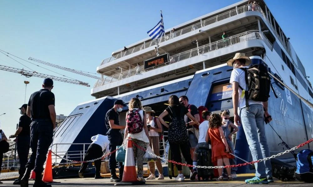 Διακοπές: Με ως και 90% πληρότητα σαλπάρουν τα πλοία για Κυκλάδες